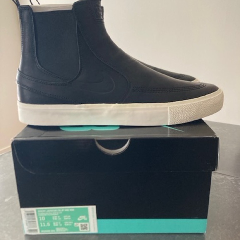 Nike brand NEW SB Zoom Janovski Slip Mid Black and White Men's Sneakers